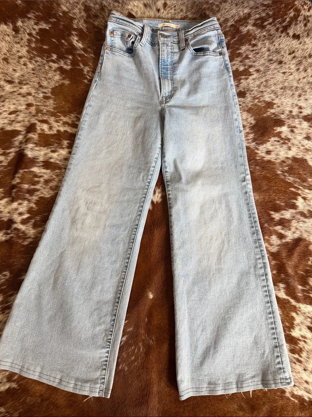 Levi's Women's Light Blue High-Rise Jeans with Signature Back Pockets - Picture 5 of 6